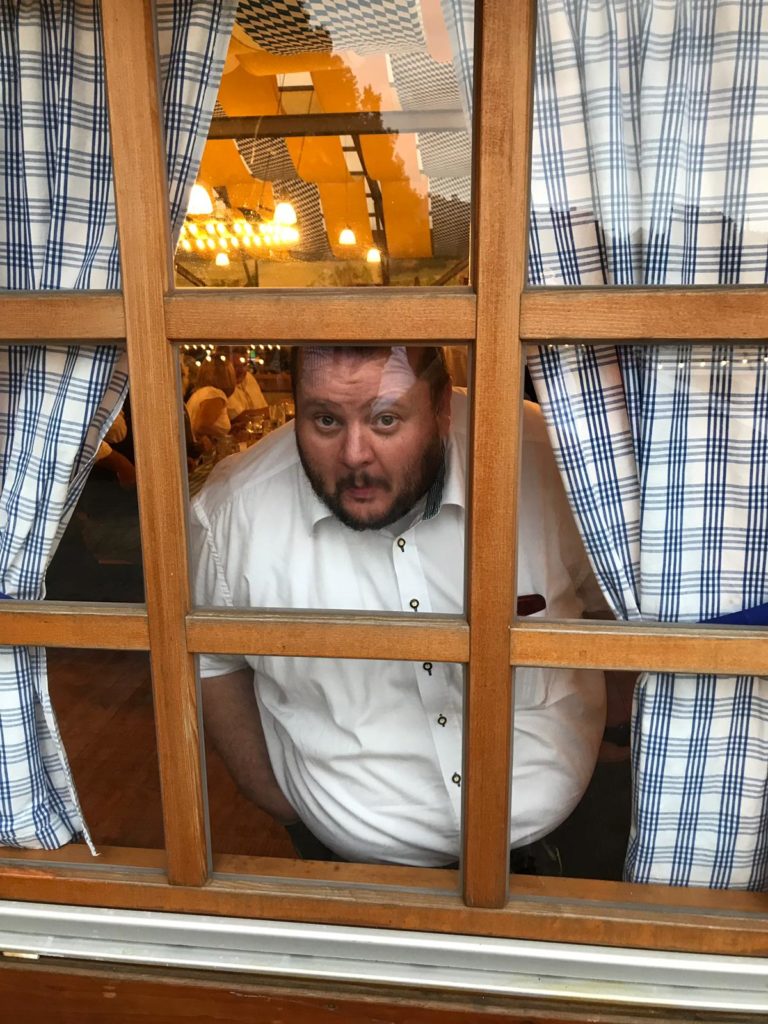 Phil peering through window at Fischervroni